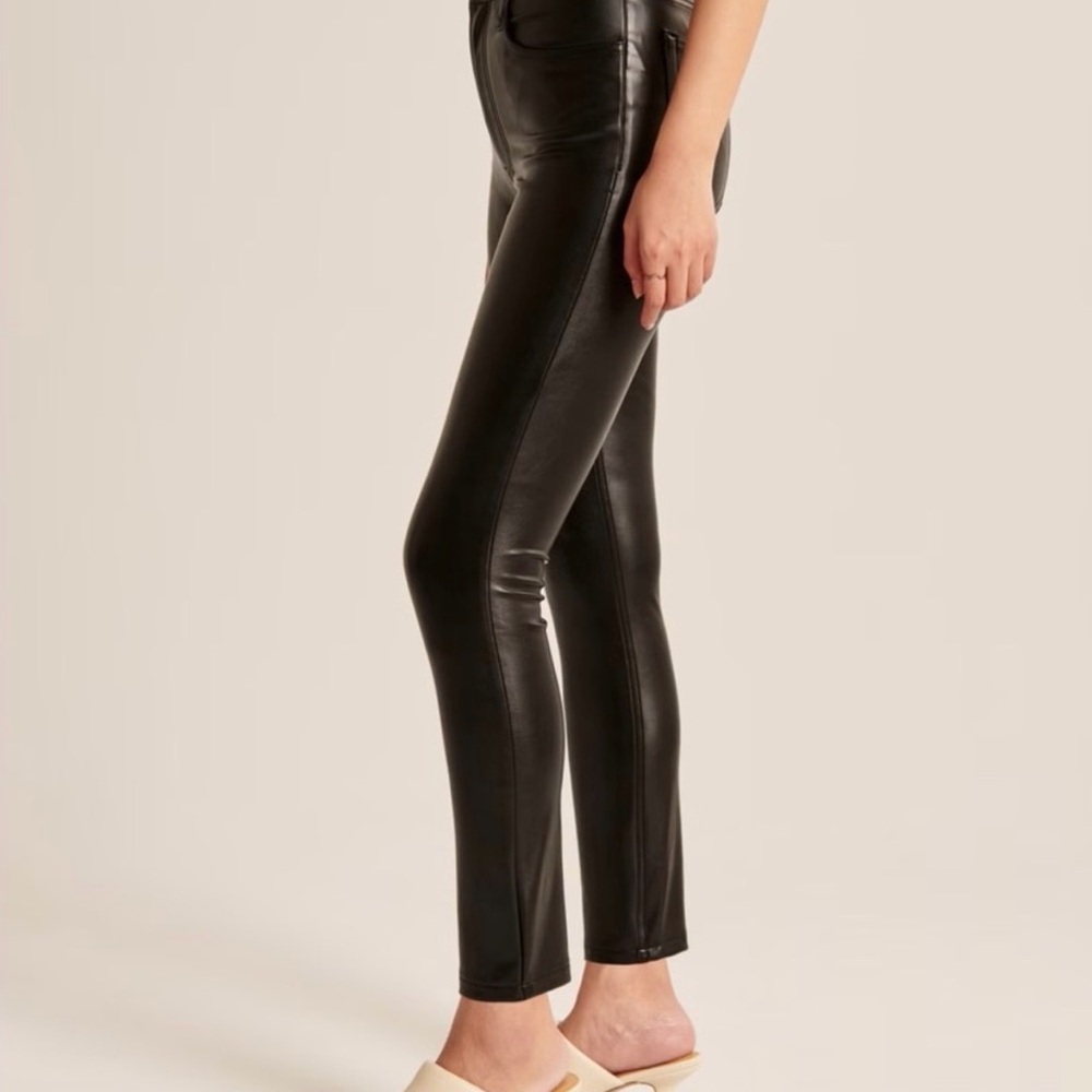 Abercrombie Women’s Black Leather Skinny High Rise Jeans Size 2L
